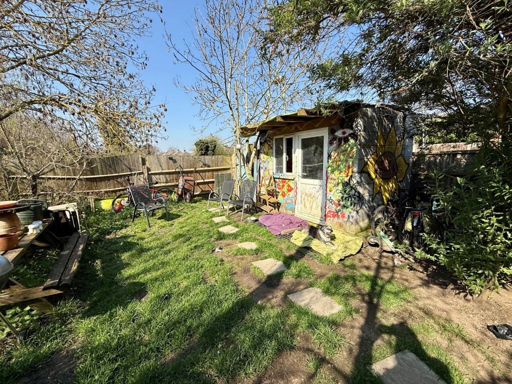 Lot: 23 - FIVE-BEDROOM HOUSE FOR IMPROVEMENT - Garden to rear